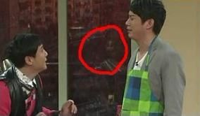 2012年春晚灵异事件白衣女子是谁?2012春晚灵异事件?